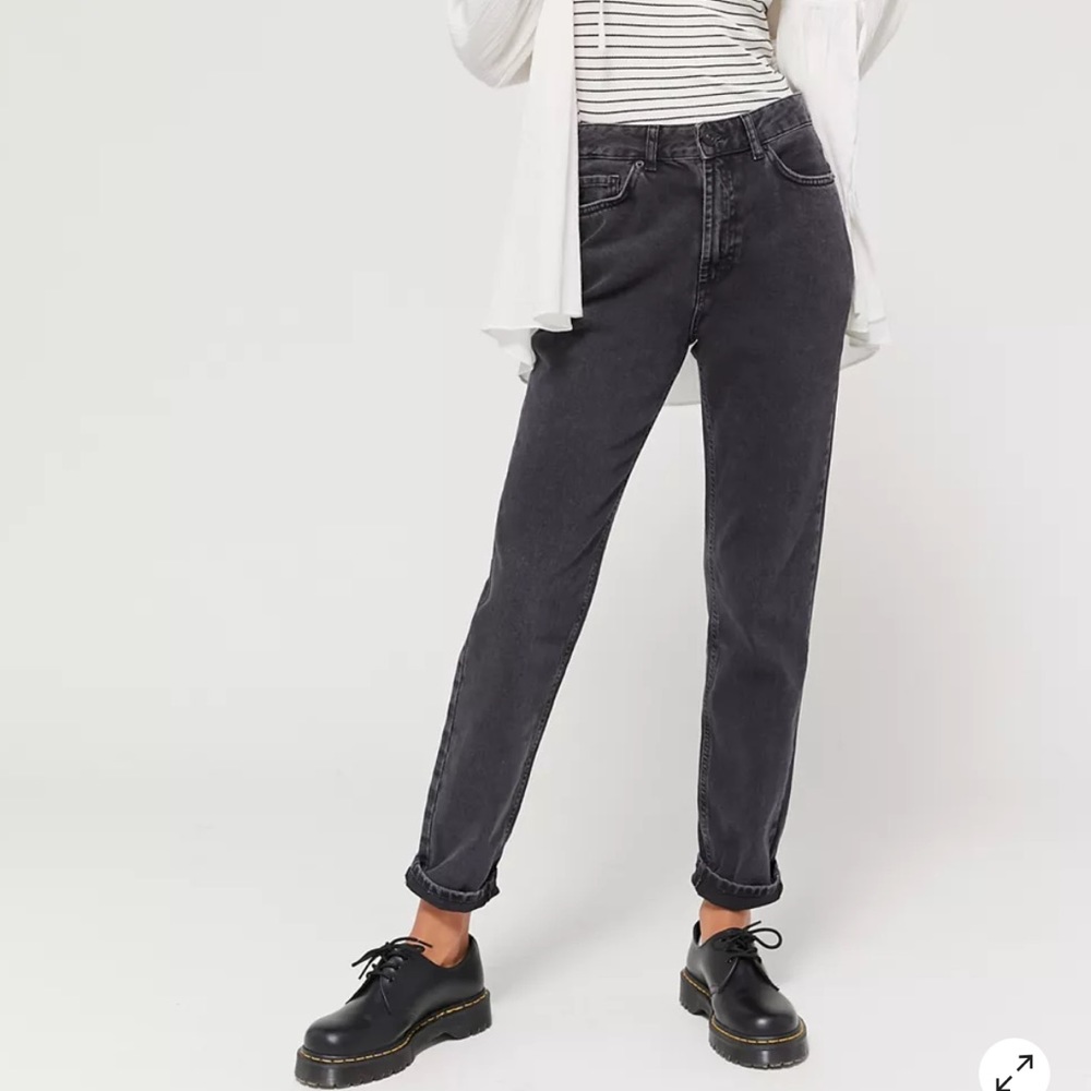 Urban outfitters mom jeans size 27
